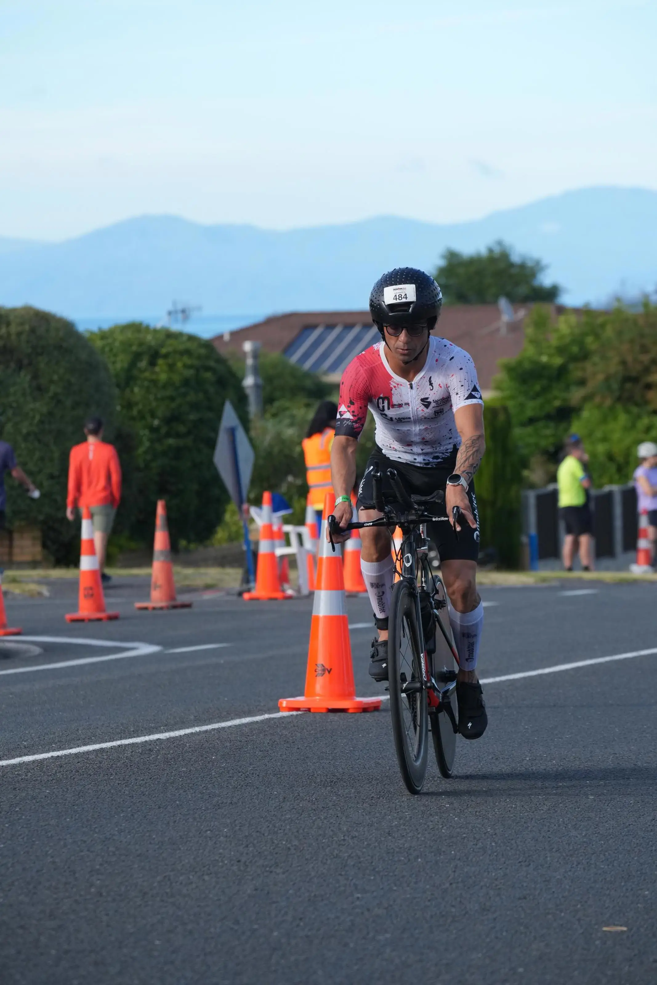 Hermes no ciclismo, passando entre cones de sinalização