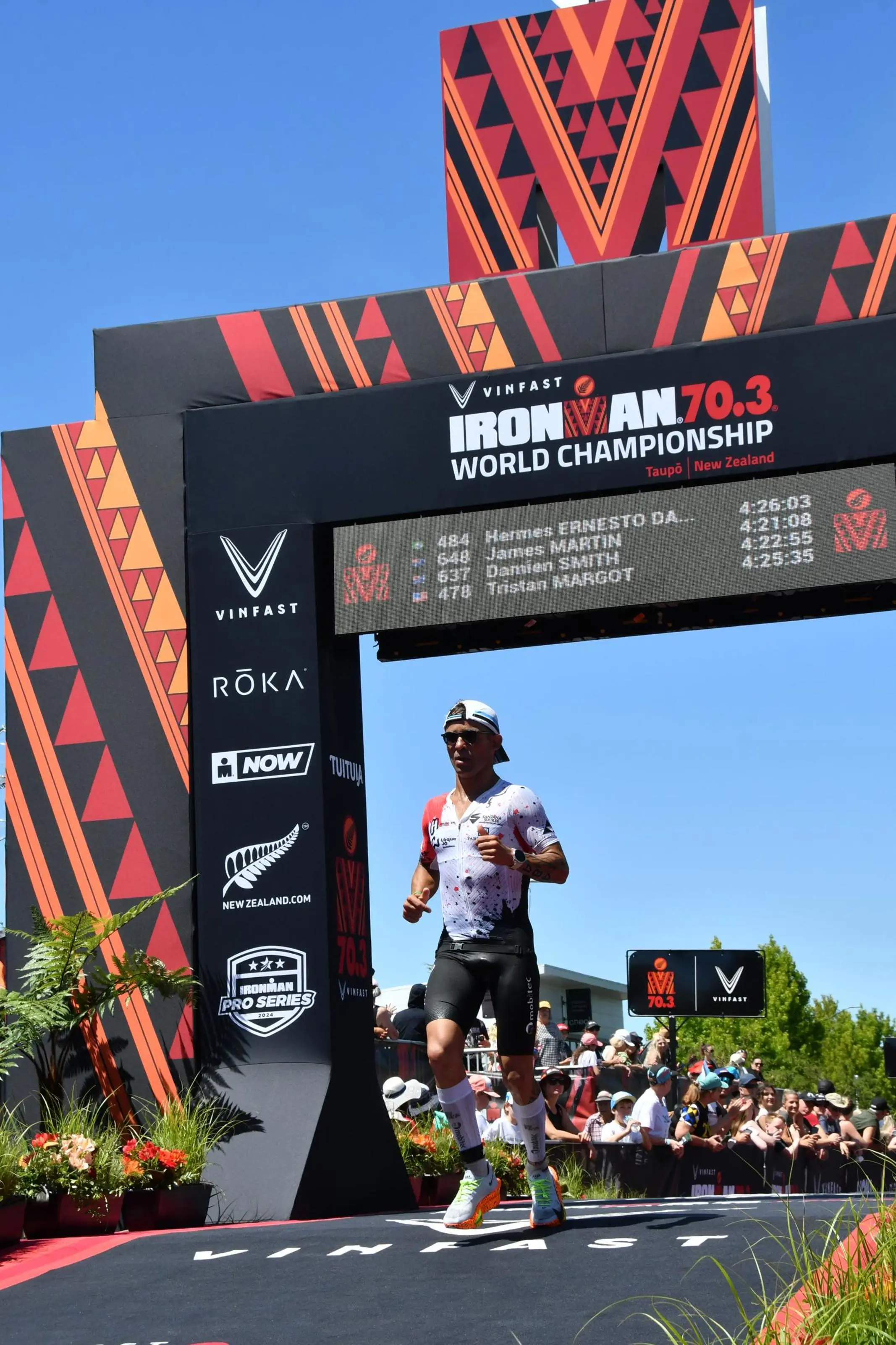 Hermes cruzando o pórtico de chegada do Mundial IRONMAN 70.3 na Nova Zelândia