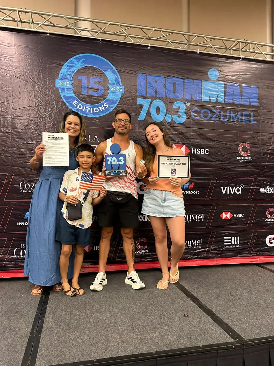 Hermes com a família e o certificado de classificação para o Mundial no IRONMAN 70.3 Cozumel